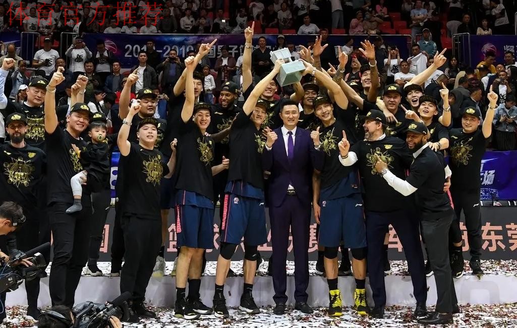 广东U18夺冠！宏远三少合砍40+11，张博源空砍31+9，杜锋提前庆祝